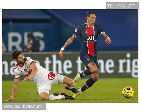 现代足球的特点与发展趋势分析探讨球员技术战术与团队协作的重要性